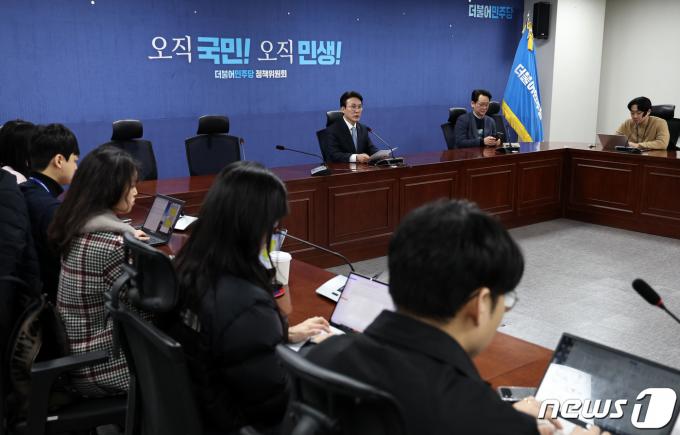 [사진] 김민석 민주당 총선 상황실장 기자간담회