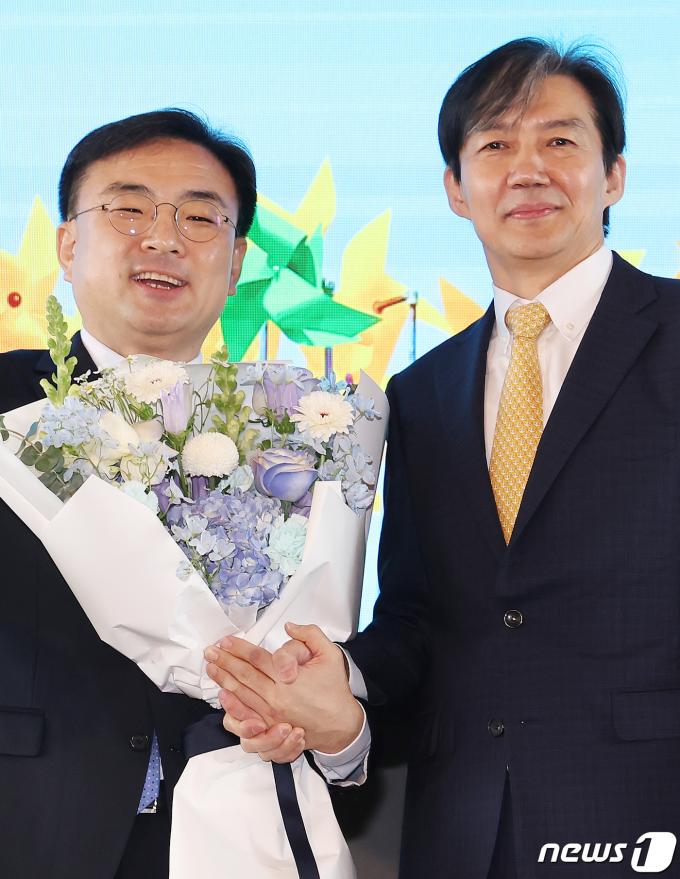 [사진] 조국 '신장식 변호사에게 전하는 꽃다발'
