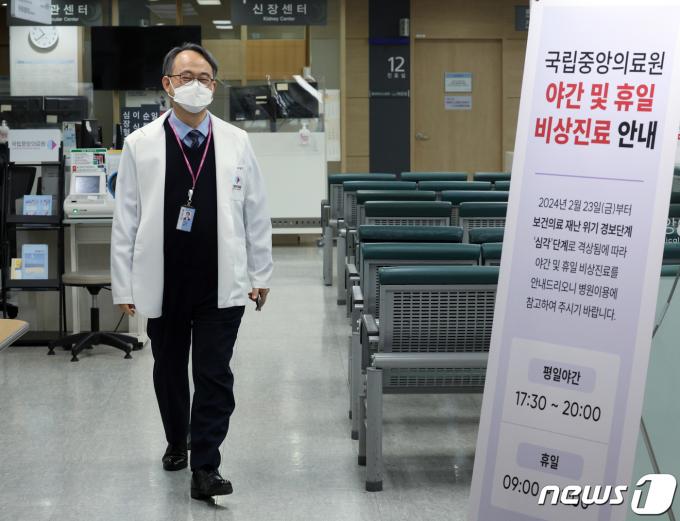 [사진] 휴일 비상진료 의료진 격려 나선 주영수 원장
