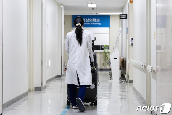 [사진] 발걸음 옮기는 의료진