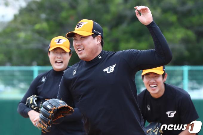 12년 만에 한화에 복귀한 류현진이 25일 오전 일본 오키나와 고친다 구장에서 열린 한화 이글스 2차 스프링캠프에서 