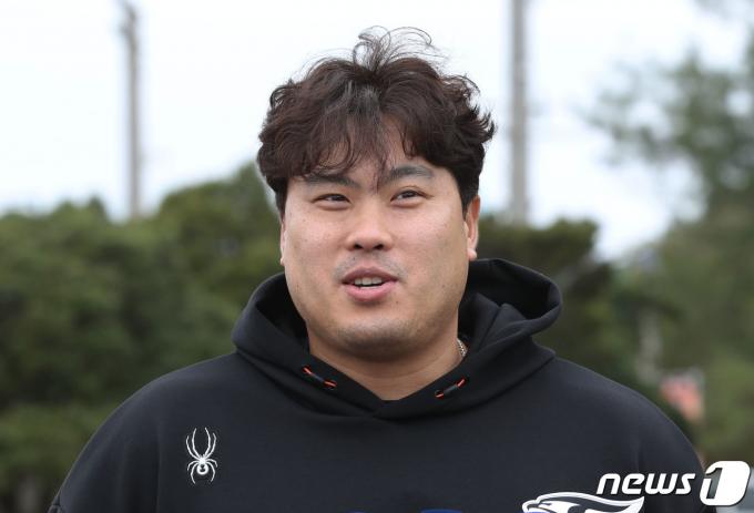 12년 만에 한화에 복귀한 류현진이 25일 오전 일본 오키나와 고친다 구장에서 열린 한화 이글스 2차 스프링캠프에서 훈련을 마치고 취재진과 인터뷰를 하고 있다. 2024.2.25/뉴스1 ⓒ News1 이광호 기자