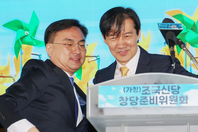 조국 전 법무부 장관이 추진하는 신당이 신장식 변호사를 '1호 인재'로 영입했다. 사진은 25일 오전 서울 동작구의 한 영화관에서 열린 '조국신당 창당준비위원회 인재영입 발표식'에서 1호 영입인사로 선정된 신장식 변호사(왼쪽)와 조 전 장관. /사진=뉴스1