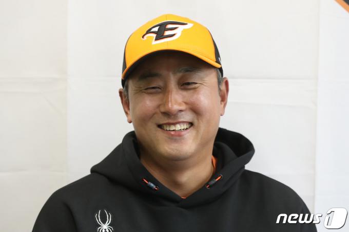 [사진] 최원호 감독 '류현진 투구는 아트'
