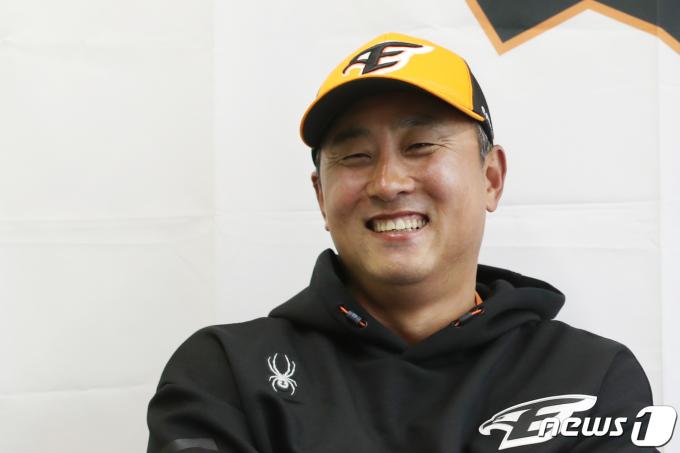 [사진] 최원호 감독 '류현진 투구는 아트'