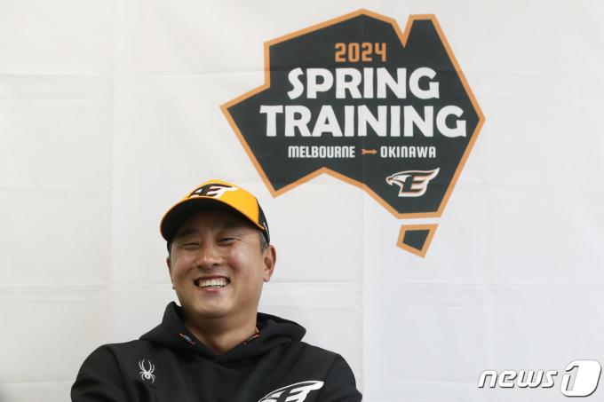 [사진] 최원호 감독 '류현진 질문만 나와도 싱글벙글'