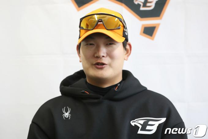 [사진] 취재진 질문 답하는 한화 김서현