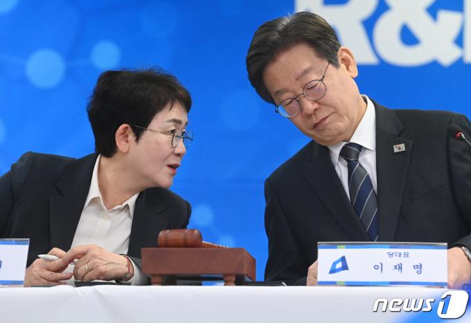 박정현 더불어민주당 최고위원(왼쪽)과 이재명 대표. 뉴스1 ⓒ News1 김기태 기자