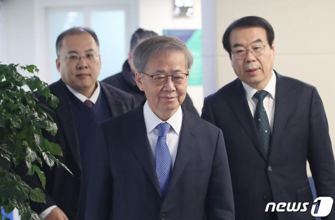 임혁백 더불어민주당 중앙당공직선거후보자추천관리위원장이 23일 오전 서울 여의도 민주당 중앙당사에서 기자회견을 갖고 공천 심사 결과 발표를 위해 이동하고 있다. 2024.2.23/뉴스1 ⓒ News1 임세영 기자