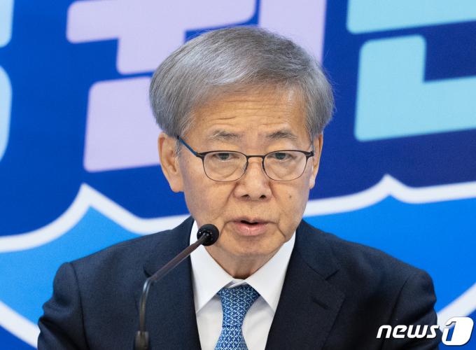 [사진] 21개 지역구 공천 심사 발표 하는 임혁백 위원장