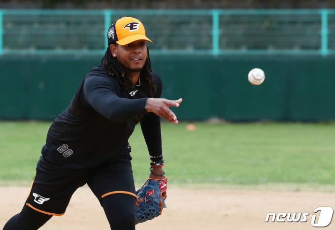 [사진] 수비 훈련하는 페냐