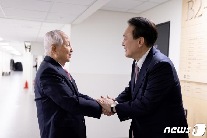 [사진] 김장환 원로목사와 인사하는 윤 대통령
