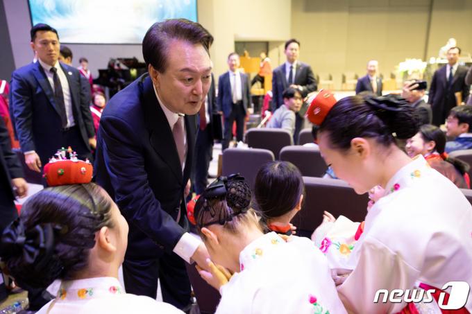 [사진] 공연단 격려하는 윤 대통령