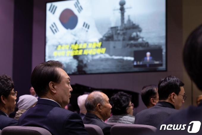 [사진] 설교 듣는 윤 대통령
