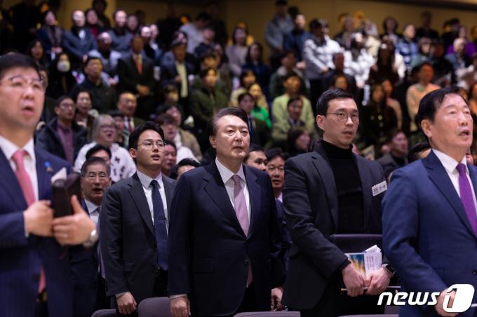 [사진] 애국가 제창하는 윤석열 대통령