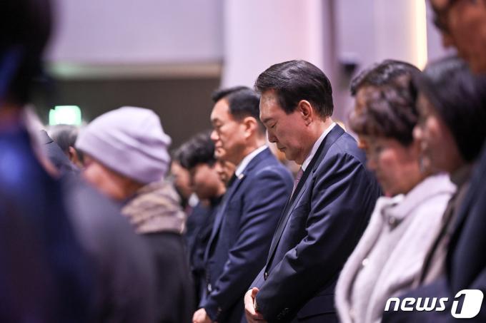 [사진] 기도하는 윤석열 대통령