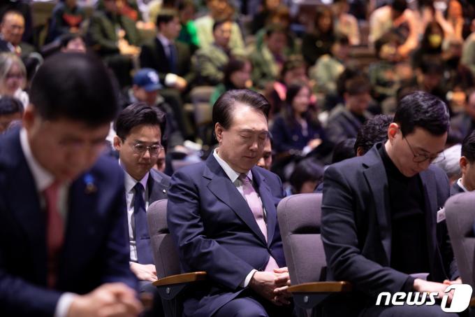 [사진] 기도하는 尹