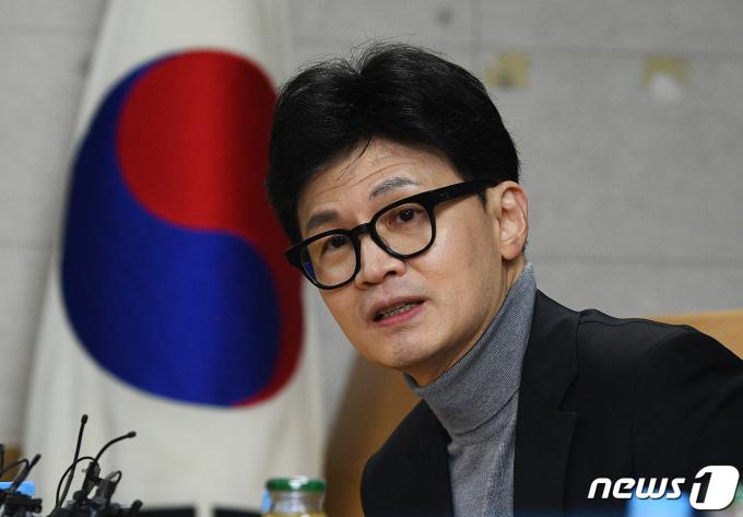 한동훈 국민의힘 비상대책위원장이 23일 오후 인천 계양구 계양산전통시장을 찾아 상인회와 간담회를 갖고 있다. (공동취재) 2024.2.23/뉴스1 ⓒ News1 박지혜 기자