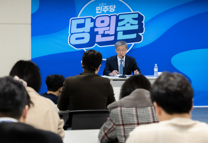 임혁백 더불어민주당 중앙당공직선거후보자추천관리위원장이 21개 선거구에 대한 공천 후보자 심사 결과를 발표하고 있다 /사진=뉴스1