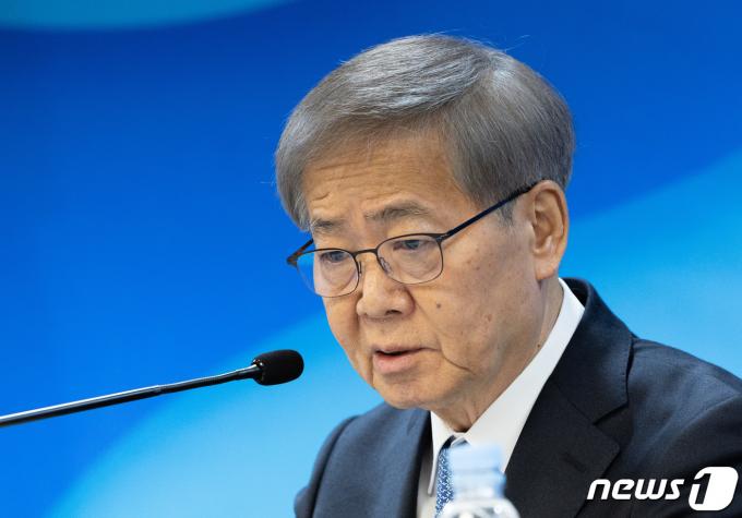 임혁백 더불어민주당 중앙당공직선거후보자추천관리위원장이 25일 오후 서울 여의도 민주당 중앙당사에서 기자회견을 갖고 21개 선거구에 대한 공천 후보자 심사 결과를 발표하고 있다. 2024.2.25/뉴스1 ⓒ News1 이재명 기자