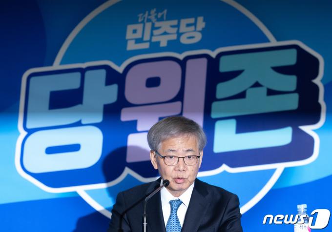 임혁백 더불어민주당 중앙당공직선거후보자추천관리위원장이 25일 오후 서울 여의도 민주당 중앙당사에서 기자회견을 갖고 21개 선거구에 대한 공천 후보자 심사 결과를 발표하고 있다. 2024.2.25/뉴스1 ⓒ News1 이재명 기자