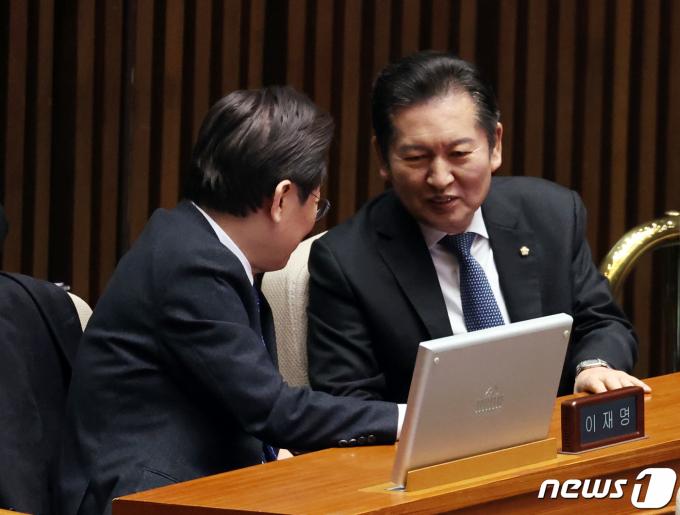 더불어민주당 이재명 대표와 정청래 의원이 22일 오후 서울 여의도 국회에서 열린 제413국회(임시회) 제4차 본회의에서 대화 나누고 있다. 2024.2.22/뉴스1 ⓒ News1 구윤성 기자