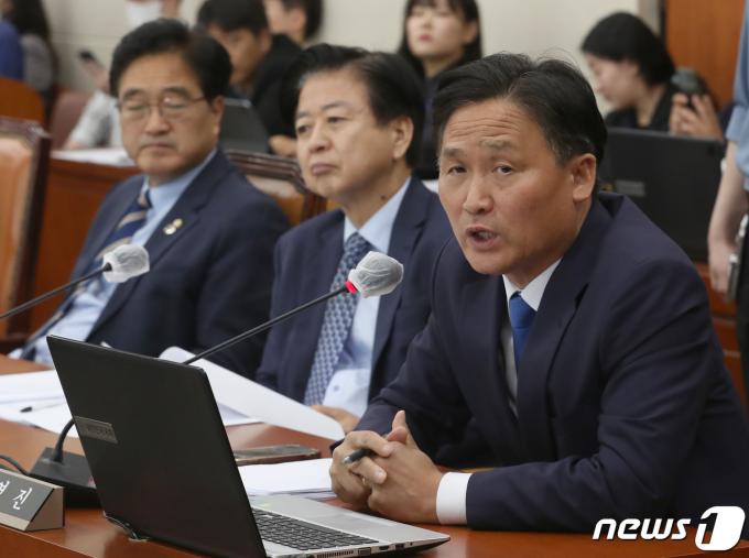 김영진 더불어민주당 국회 환노위 간사가 24일 오전 국회에서 열린 환경노동위원회 전체회의에서 '노란봉투법'(노동조합 및 노동관계조정법 개정안)의 본회의 직회부 요구안 관련 발언을 하고 있다. 2023.5.24/뉴스1 ⓒ News1 송원영 기자