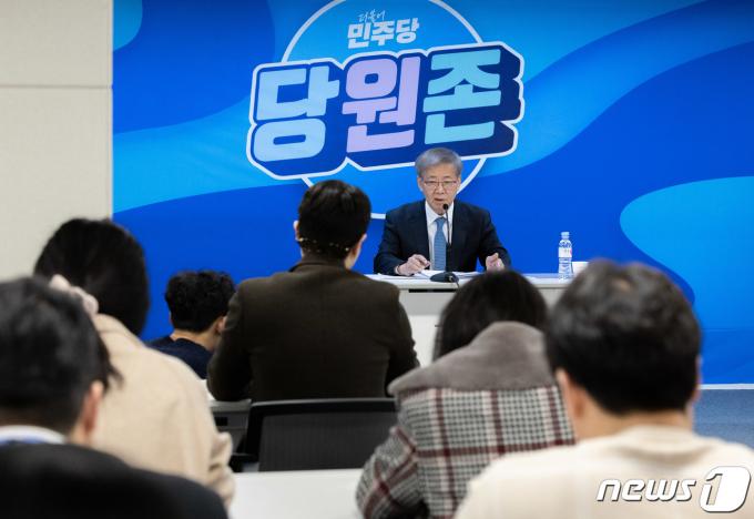 임혁백 더불어민주당 중앙당공직선거후보자추천관리위원장이 25일 오후 서울 여의도 민주당 중앙당사에서 기자회견을 갖고 21개 선거구에 대한 공천 후보자 심사 결과를 발표하고 있다. 2024.2.25/뉴스1 ⓒ News1 이재명 기자