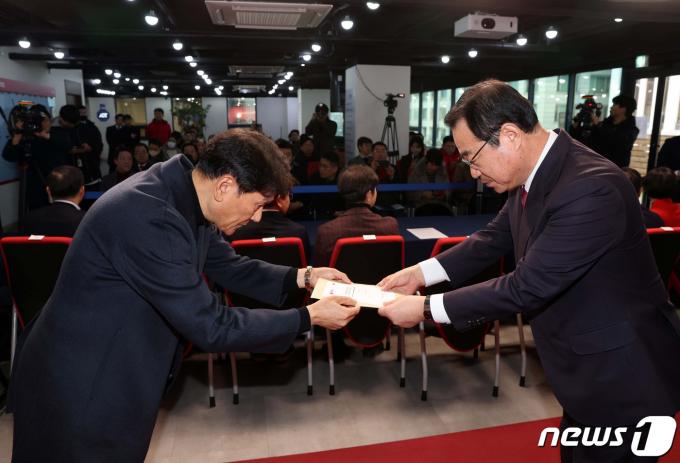 [사진] 여론조사 결과지 전달 받는 정영환 공관위원장