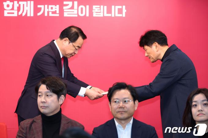 [사진] 경선 여론조사 결과지 받는 정영환 위원장