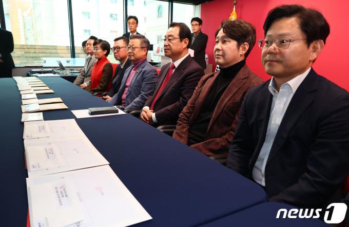 [사진] 여론조사 결과 집계 앞둔 국민의힘 공관위원들