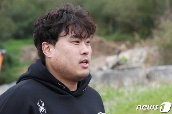 12년 만에 한화에 복귀한 류현진이 25일 오전 일본 오키나와 고친다 구장에서 열린 한화 이글스 2차 스프링캠프에서 훈련을 마치고 취재진과 인터뷰를 하고 있다. 2024.2.25/뉴스1 ⓒ News1 이광호 기자