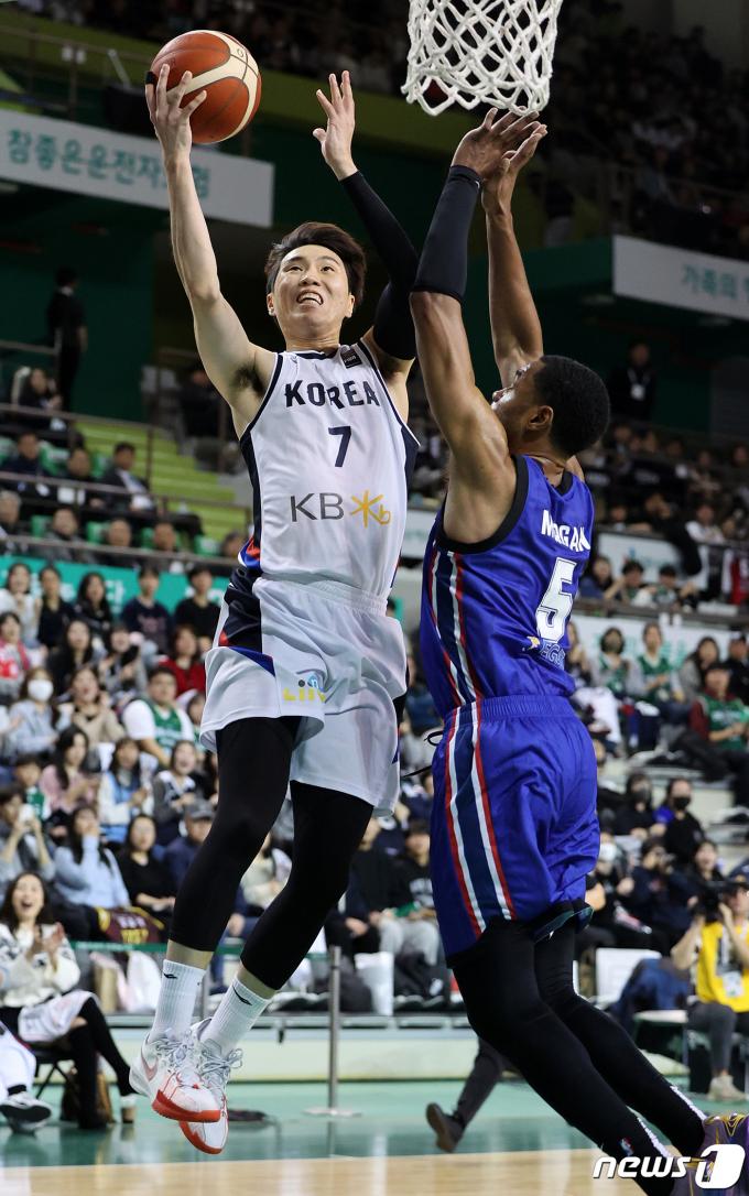 [사진] 추가 자유투 얻어내는 이우석의 과감한 돌파