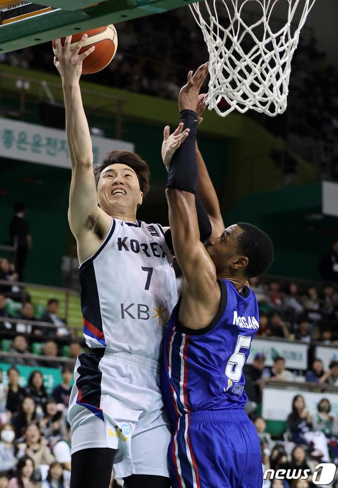 [사진] 이우석, 파울도 문제 없어