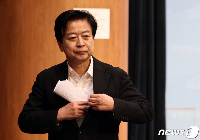 [사진] 기자회견 마친 노웅래 의원
