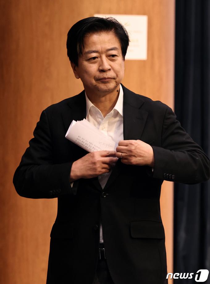 [사진] 기자회견 마친 노웅래