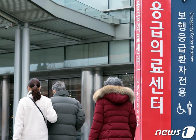 25일 오후 서울 시내 대학병원을 찾은 내원객들이 오가고 있다. 2024.2.25/뉴스1 ⓒ News1 박정호 기자