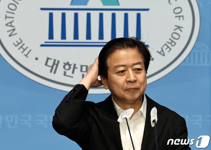 [사진] 머리 쓸어넘기는 노웅래