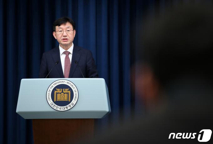 [사진] 브리핑하는 성태윤 정책실장