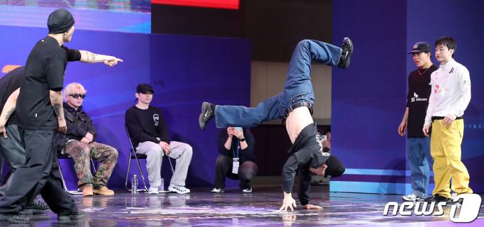 [사진] 현란한 몸놀림으로