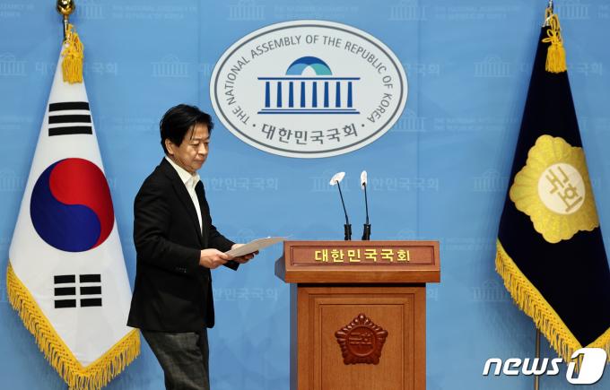 [사진] 회견장 들어서는 노웅래 의원