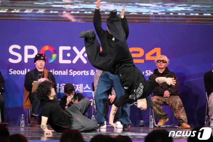 [사진] 현란한 무대