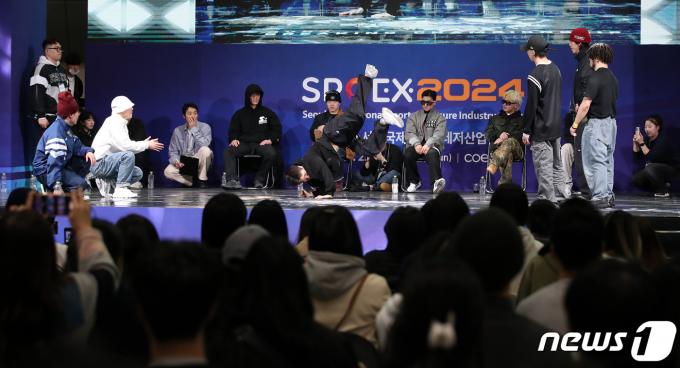 [사진] 국제스포츠레저산업전에서 열린 브레이킹 배틀