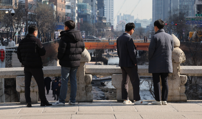 전국 시군구 229곳 중 직장인 평균 급여가 가장 높은 지역은 서울 종로구로 나타났다. 사진은 서울 종로구 청계천 일대. /사진=뉴스1