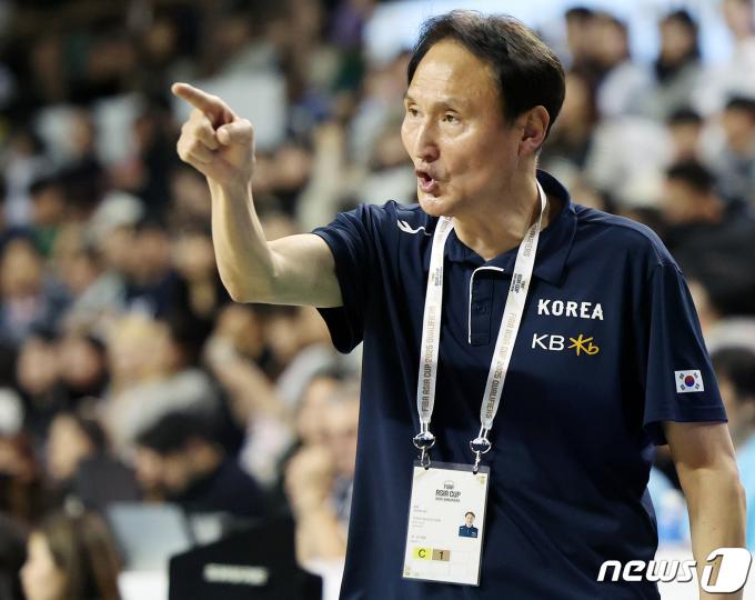 [사진] 작전 지시하는 안준호 감독