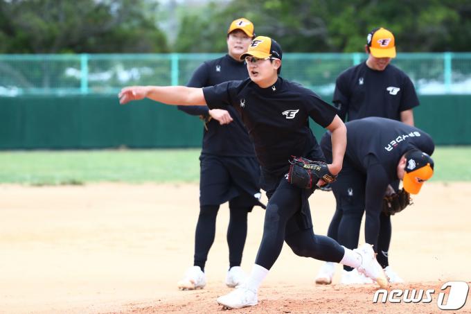 한화 이글스 김서현이 25일 오전 일본 오키나와 고친다 구장에서 열린 2차 스프링캠프에서 수비 훈련을 하고 있다. 2024.2.25/뉴스1 · ⓒ News1 이광호 기자