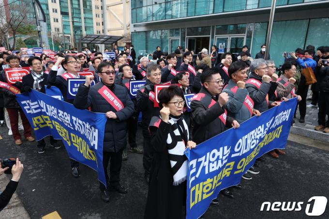 [사진] 대통령실로 행진하는 의사들