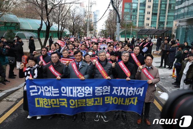 [사진] 의협회관에서 대통령실로 행진하는 의사들