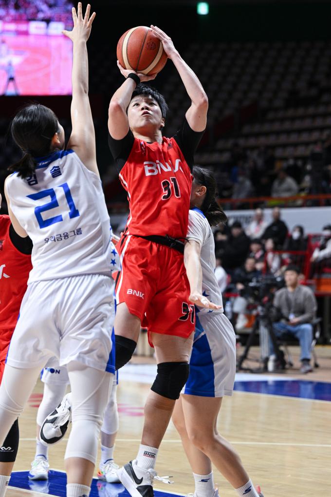 슛 던지는 부산 BNK의 진안(오른쪽). (WKBL 제공)