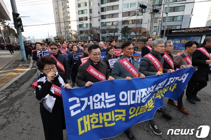 [사진] 행진 시작하는 의사들